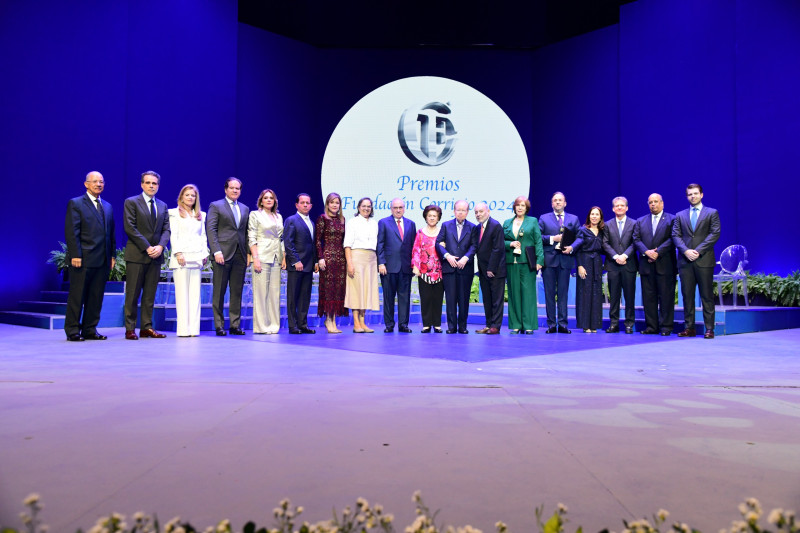 La familia Corripio junto a miembros de la Fundación Corripio y los galardonados con el premio.