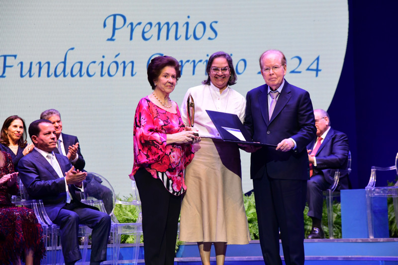 José Luis Corripio Estrada y su esposa Ana Alonso de Corripio entregan el premio Familia Corripio Alonso al Centro Juvenil Ignaciano.