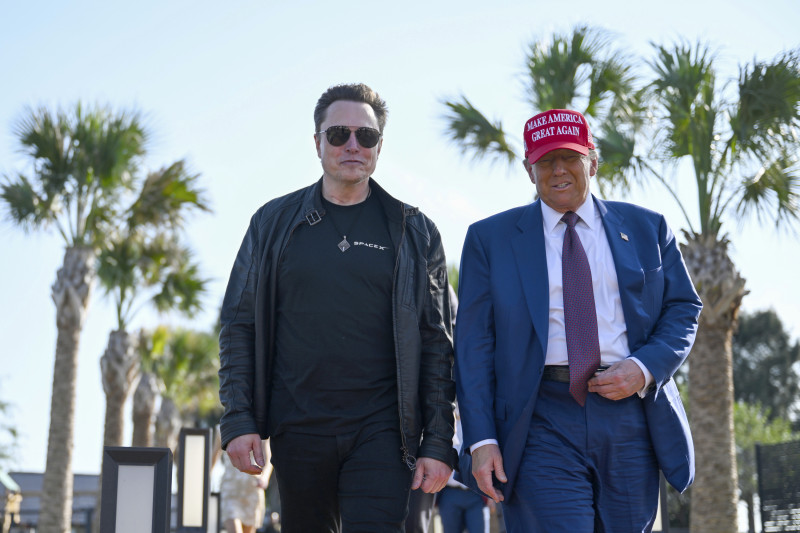 El presidente electo Donald Trump camina con Elon Musk