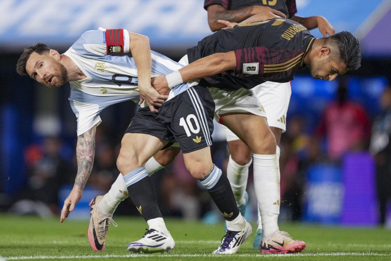 El peruano Carlos Zambrano agarra al argentino Lionel Messi