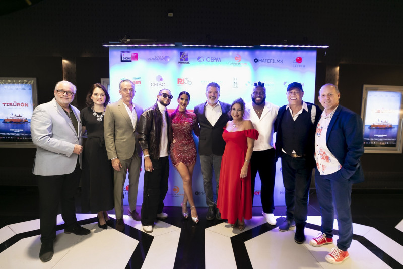 Luis Arambilet, Manuela Germán, Carlos Germán, Mozart La Para, Dalisa Alegría, Félix Germán, Tahimi Alvariño, Dominique Telemaque, Bábaro Marín y Victor Ramírez durante la premier de "El Tiburon".