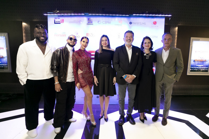 Dominique Telemaque, Mozart La Para, Marianna Vargas Gurilieva, Félix Germán, Manuela Germán y Carlos Germán durante la premier de la película "El Tiburón".