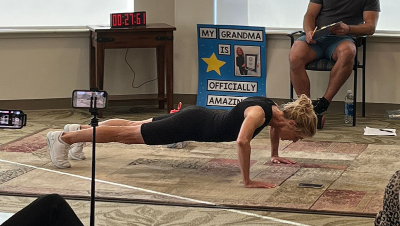 DonnaJean Wilde mientras realiza flexiones para romper el record Guinnes en la categoria de femenino