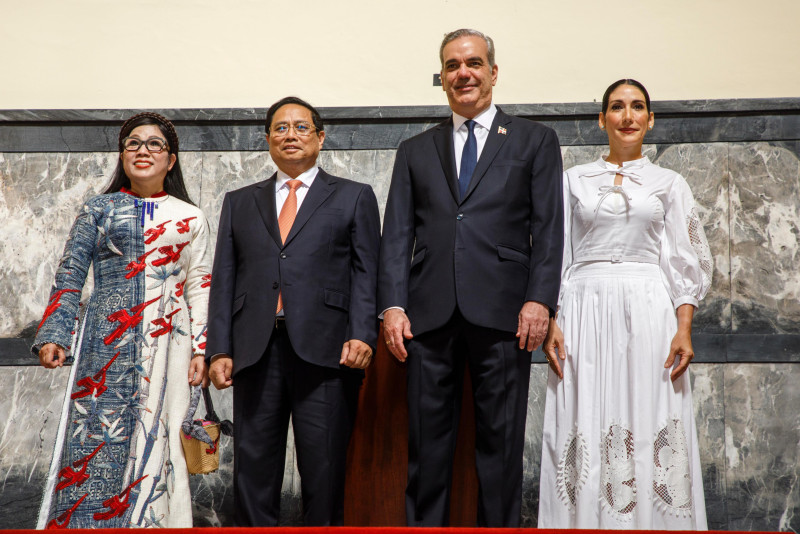 Desde la izquierda, la esposa del primer ministro, Le Thi Bich Tran; el primer ministro, Pham Minh Chinh; el presidente, Luis Abinader y la primera dama, Raquel Arbaje.