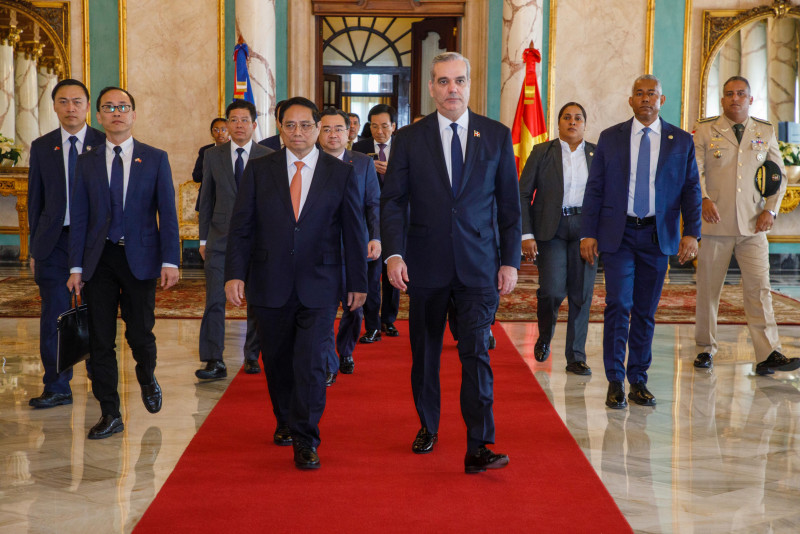 El presidente Abinader junto al primer ministro de Vietnam en el Palacio Nacional.