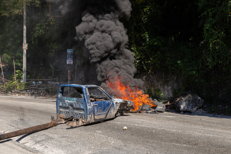 Neumáticos quemados amontonados en la carretera por la población del barrio de Petion-ville de Puerto Príncipe, Haití, el 19 de noviembre de 2024.