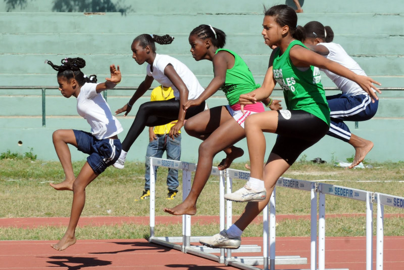 La World Athletic, con el apoyo de la Federación Dominicana de Asociaciones de Atletismo, anunció para este sábado 23 la celebración del Campeonato “Proyecto World Athletics Más Mujeres en el Deporte”, que se llevará a cabo en la Provincia Hermanas Mirabal donde accionarán 125 atletas de las 13 provincias de la Zona del Cibao ( Norte-1 y Norte-2.)-

La información la dio a conocer el secretario general de la Federación de Atletismo, el profesor Mariano Cedeño, quien es presidente de la Asociación de Atletismo de El Seibo.

Indicó que se competirá desde las 10 de la mañana en las categorías U-14, U-15, U-16, U-17 y U-18, solo en la rama femenina, teniendo como escenario la pista de atletismo de Hermanas Mirabal.

Cedeño indicó que la coordinación de la actividad está a cargo de Andrés Eduardo, presidente de la Asociación de Atletismo de Hermanas Mirabal y su personal técnico y de apoyo.

El pasado ocho de septiembre se inició en Santo Domingo el proyecto “Más Mujeres en el Atletismo”, junto a la Federación Dominicana de Atletismo, con una charla de salud integral, que contó con la participación de más de 70 jóvenes a nivel nacional.

El secretario general de la Federación de Atletismo, Mariano Cedeño, valoró grandemente esa iniciativa de hacer este tipo de encuentros donde se buscan “Más Mujeres para el Atletismo”.

Apuntó que felicita al cuerpo directivo de la World Athletic por ese tipo de iniciativa a nivel mundial, con el apoyo local de la Federación Dominicana de Asociaciones de Atletismo, junto a todos los presidentes y ejecutivos de sus asociaciones provinciales.

“Más mujeres al atletismo”, es un proyecto de la World Athletic, donde en aquella ocasión las doctora Juana Solano y Yarleni, le ofrecieron una charla y participaron más de 75 jóvenes que llegaron de todas las provincias del país y los presidentes de las asociaciones enviaron sus representantes”, dijo Cedeño.

Exclamó que la World Athletics lo que busca es tener mejores seres humanos y grandes atletas a nivel mundial y ese proyecto la Federación Dominicana lo respalda plenamente.