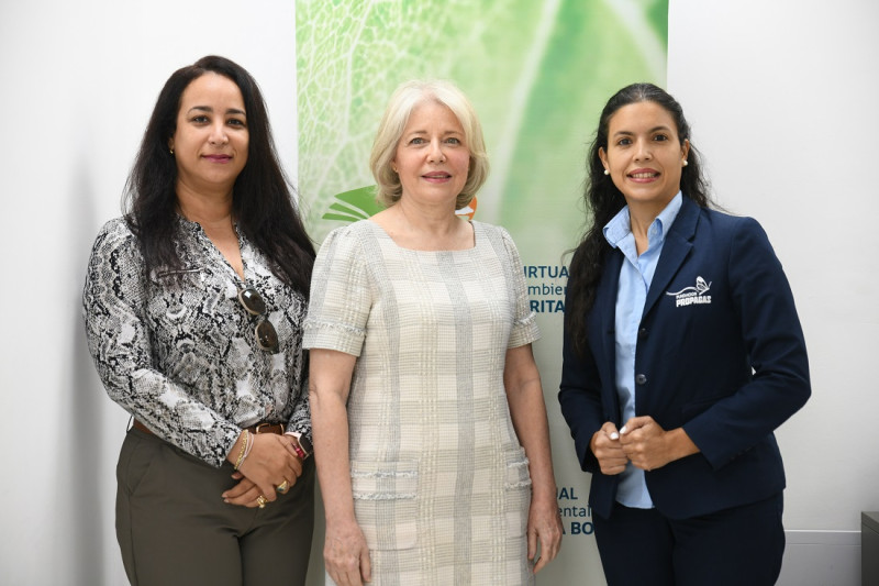 La escritora Geraldine de Santis; Giovanna Riggio, asesora documentalista de la BVEA; y Johanna García, coordinadora educativa y de enlace de la Biblioteca. raúl asencio/Ld y istock