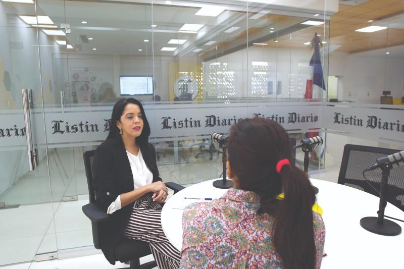 La psicóloga Flor Berenice Fortuna ofrece detalles del kit cognitivo a la periodista Doris Pantaleón.