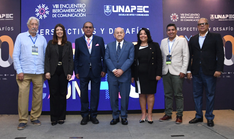 Los panelistas junto al rector de Unapec, Franklyn Holguín Haché, y el decano de la Facultad de Derecho, Alejandro Moscoso Segarra.