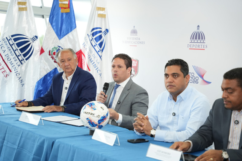 Carlos Bonilla durante su intervención. Figuran el ministro Kelvin Cruz y Jorge Rolando Bauger.