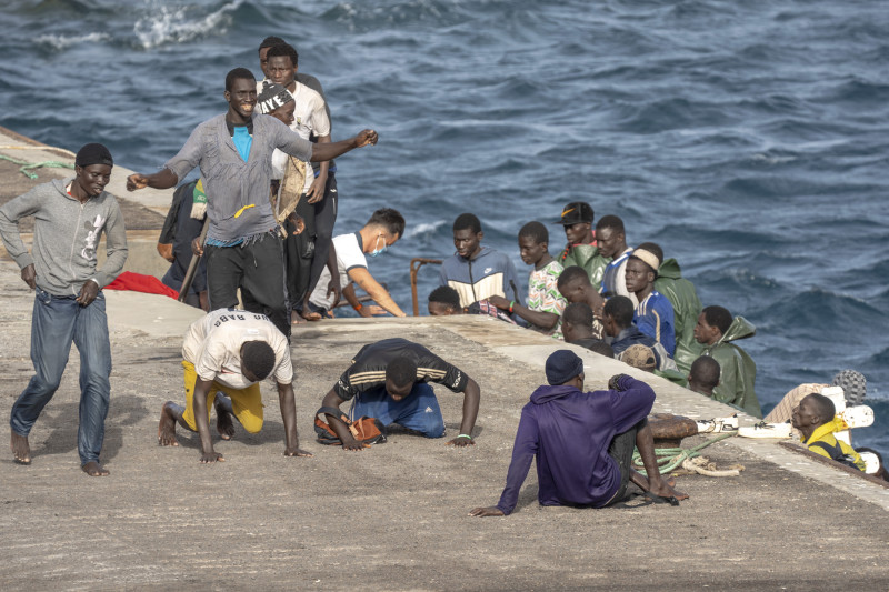 Un grupo de migrantes reacciona al llegar al puerto de La Restinga, en El Hierro, islas Canarias, España, el 19 de agosto de 2024.