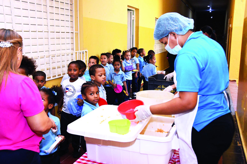 Los alumnos de la escuela República Dominicana esperan el almuerzo a las 11:30 de la mañana, de lunes a viernes.