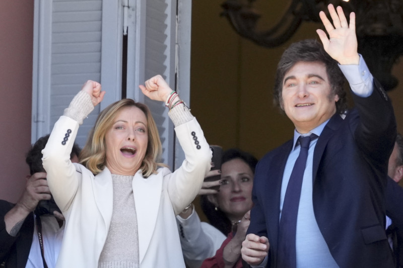 La primera ministra italiana, Giorgia Meloni, a la izquierda, y el presidente argentino, Javier Milei, en un balcón del palacio presidencial, en Buenos Aires, ayer.