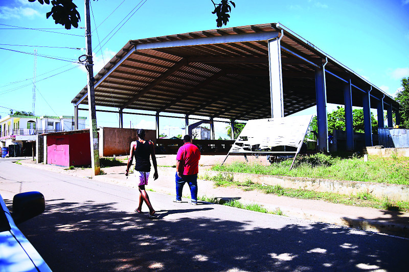 Los jóvenes de Guanuma claman por la terminación de la instalación deportiva para retomar sus prácticas.