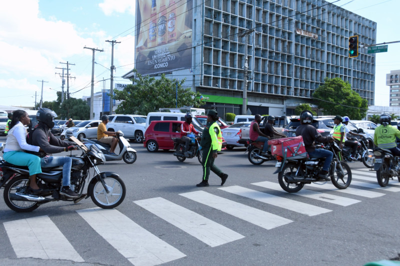 Los motociclistas violan las leyes de tránsito incluso en presencia de agentes de Digesett que excepcionalmente intentan fiscalizarlos.