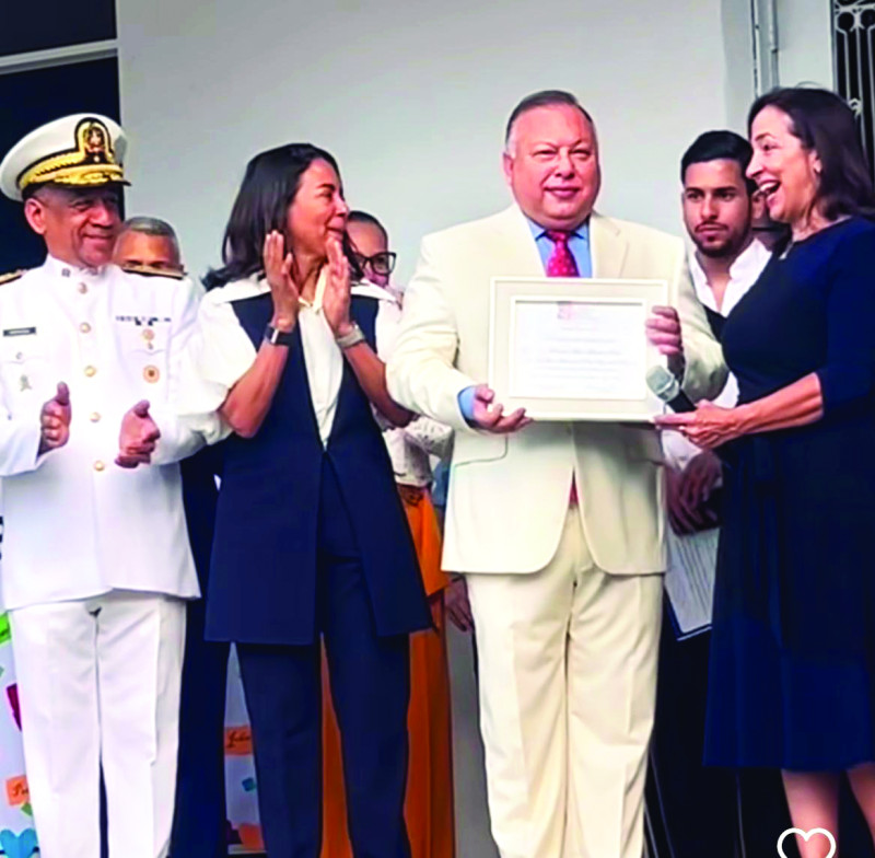 El homenajeado recibió la distinción con alegría y agradeció a los directivos del centro educativo.