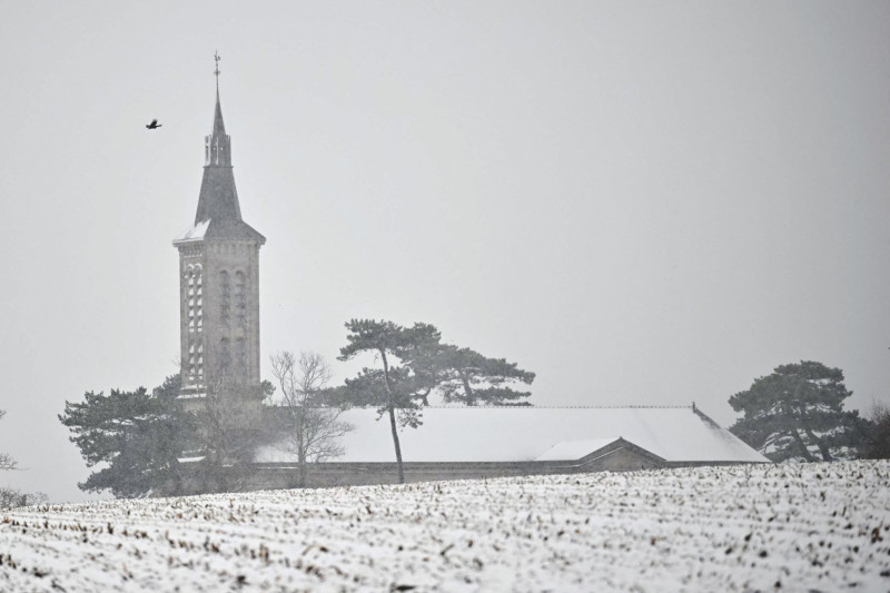 campo cubierto de nieve cerca de la iglesia de Thaon