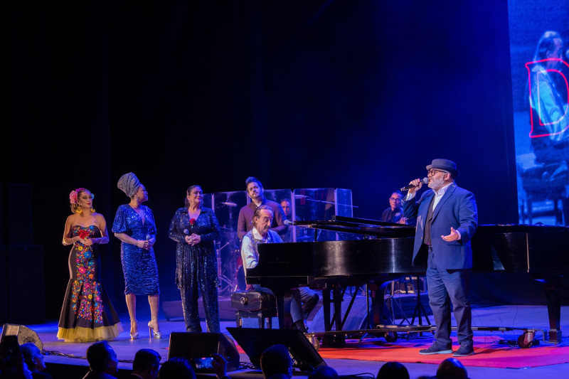 Mayela Orozco, Diomary La Mala, Maridalia Hernández, Manny Cruz, Raúl Di Blasio al piano y Pavel Núñez durante la presentación en el Teatro Nacional.