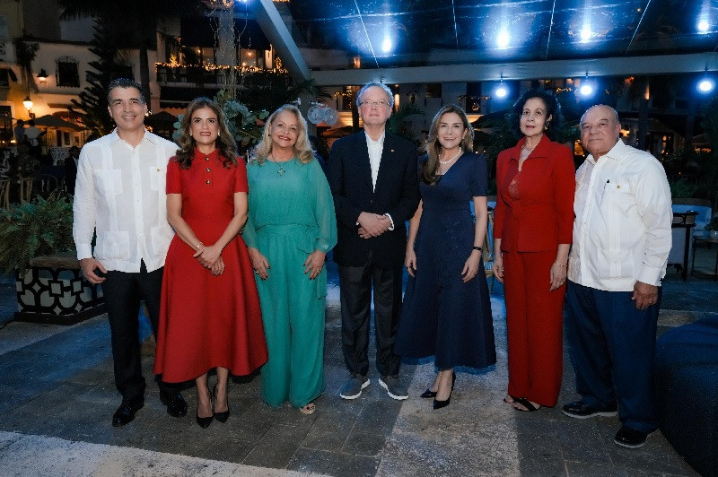 Christopher Paniagua, Sandra Bisonó de Paniagua, Rosa Hernández de Grullón, Manuel A. Grullón, Carolina Mejía, Manuel E. Jiménez F. y Griselda Valdez de Jiménez.