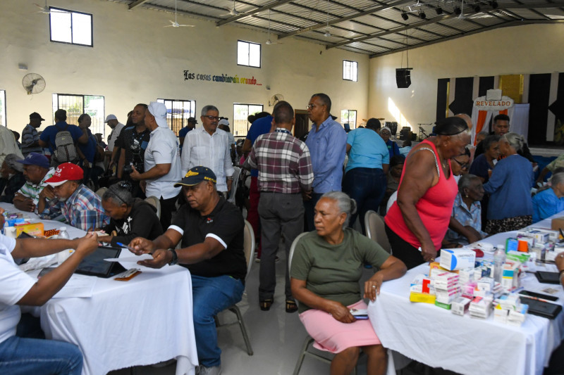 Envejecientes de La Caleta recibiendo ayuda y servicios durante un operativo en ese sector de Santio Domingo Este, por parte del Conape.