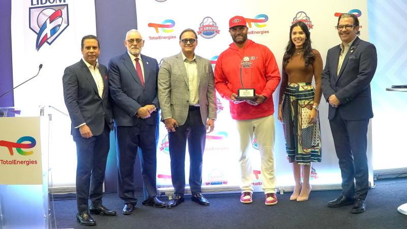 Jorge Galiber, CEO y Country Chair de TotalEnergies en República Dominicana, reconocen a Albert Pujols. Figura Vitelio Mejía, presidente de la Liga de Béisbol Profesional de la República Dominicana, Jorge Galiber, CEO y Country Chair de TotalEnergies en República Dominicana y Franklin De Luna, director de Mercadeo y Comunicaciones.