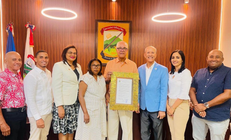 El inmortal José Armando Castillo muestra el pergamimo de reconocimiento recibido de manos del alcalde César Álvarez y del Consejo de Regidores.