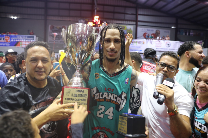 Frankelly Santos entrega la Copa Ulises Rodríguez a Brahian Méndez, el Jugador Más Valioso de la final.