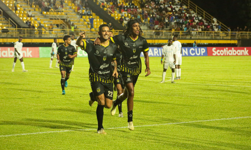 Gustavo Ascona y Junior Francisco celebran uno de dos goles durante el último juego de Moca FC.