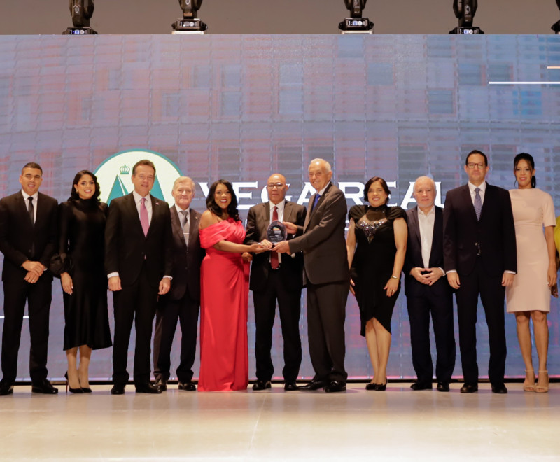 Víctor (Ito) Bisonó, Euri Andújar, María Eugenia Acosta, Yanio Concepción y César Nicolás Penson junto a parte del equipo de Vega Real al recibir la distinción