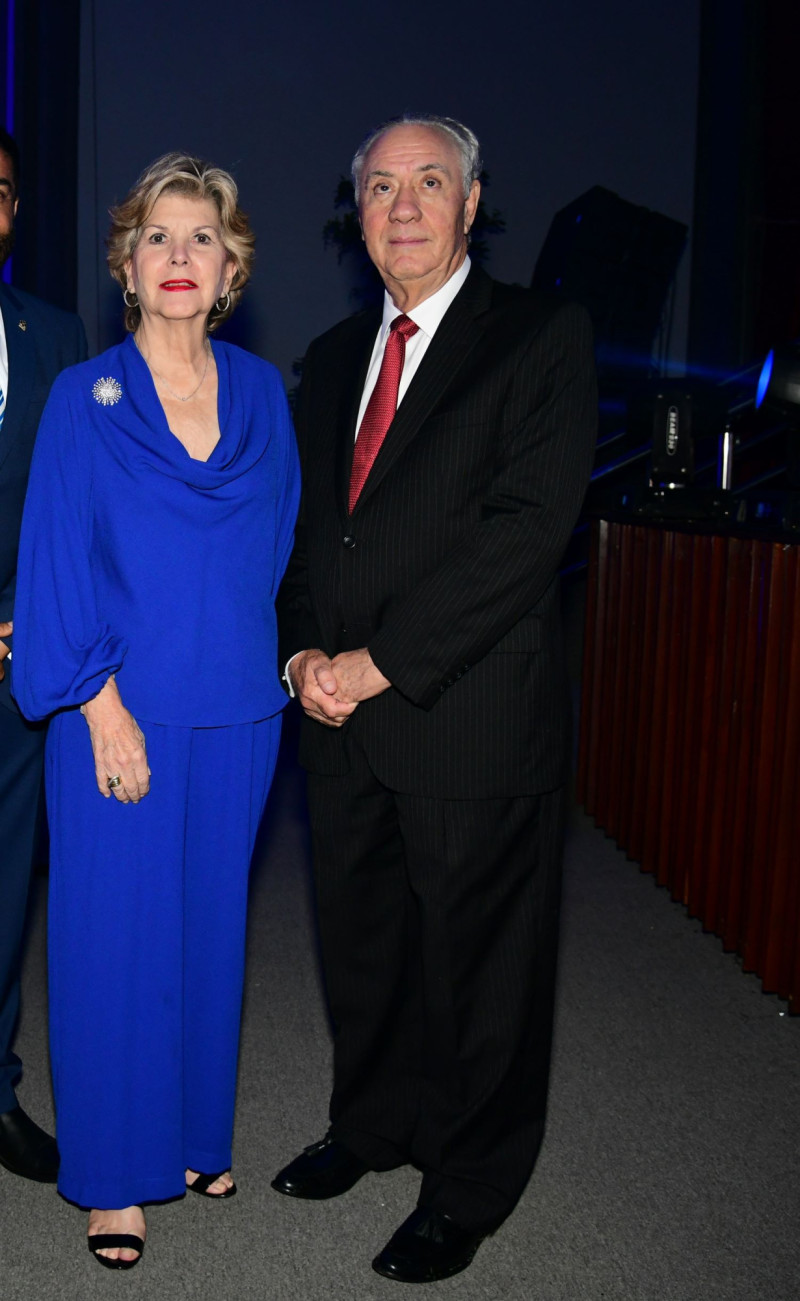 Norma de Vargas y Lenardo Vargas.