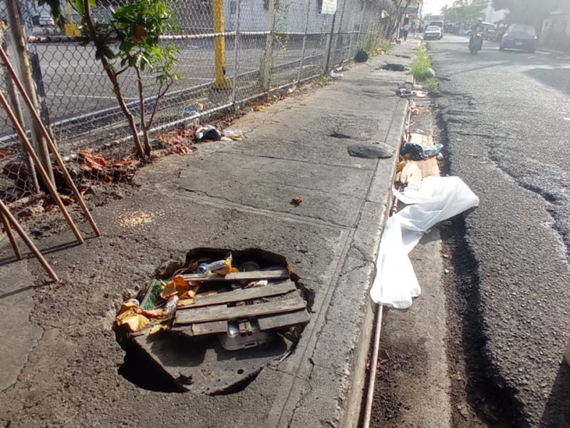 En las calles de San Carlos el sistema sanitario ha colapsado, por lo que las heces y aguas servidas flotan en los contenes.