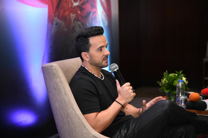 Luis Fonsi celebra sus 25 años en la música.