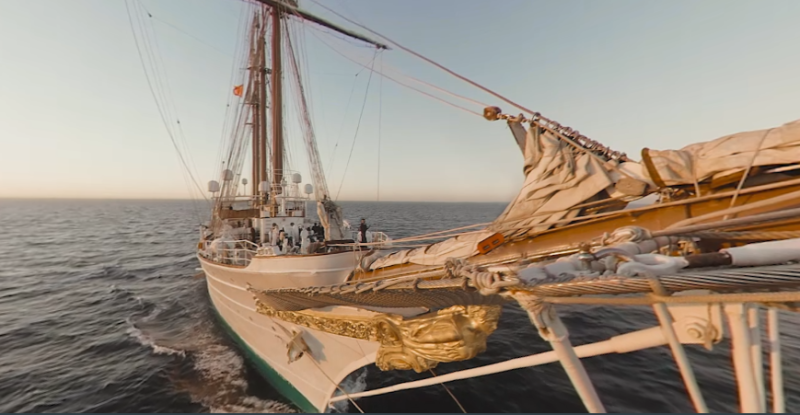 Este barco está construido en madera, tiene un gran pasillo, una sala para estudiar y también tienen una zona para hacer ejercicios con bicicletas estáticas y otras herramientas.