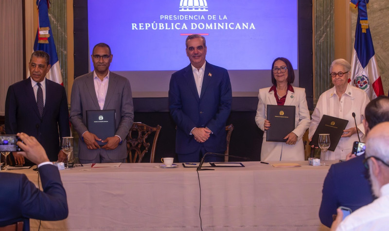 Adriano Espaillat, congresista estadounidense de origen dominicano; Sean Decatur, presidente del Museo Americano de Historia Natural; el presidente Luis Abinader; Celeste Gil, directora del MNHN; y Rosa Margarita Bonetti, presidenta del Voluntariado del Museo Nacional de Historia Natural.