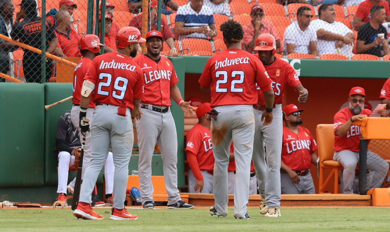 Jugadores de los Leones celebran el jonrón de Aviatal Avelino en el primero de los dos encuentros del día.