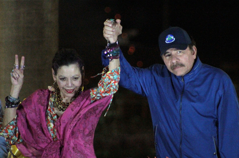 El presidente de Nicaragua, Daniel Ortega (R), y su esposa, la vicepresidenta Rosario Murillo, hacen un gesto ante la multitud durante la inauguración del paso elevado de Nejapa en Managua el 21 de marzo de 2019.