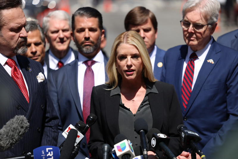 La ex fiscal general de Florida Pam Bondi, Dan Patrick (R), habla con la prensa fuera del tribunal durante el juicio del ex presidente de Estados Unidos y candidato presidencial republicano Donald Trump.