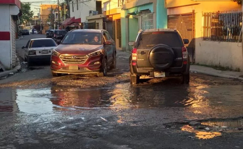 El sector San Carlos tiene limitación para recibir agua potable, pero en sus calles se riegan los desperdicios sanitarios.