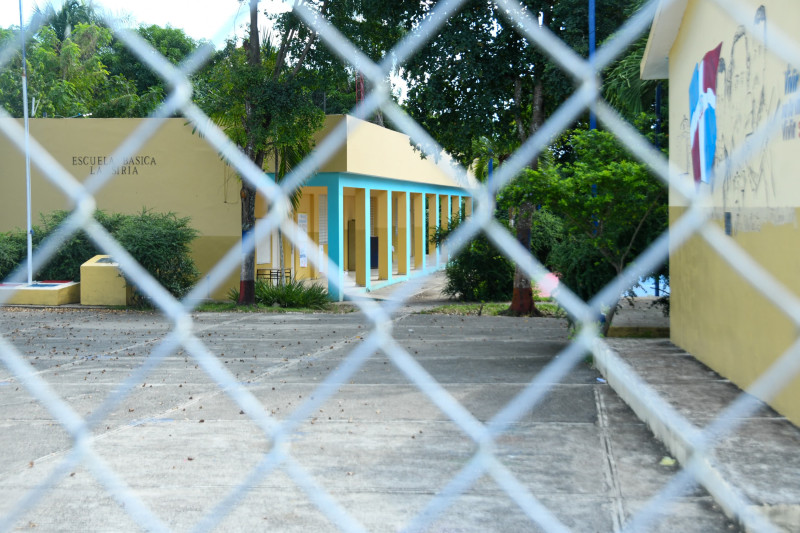 La violación de una alumna por dos profesores de la escuela La Siria, en San Pedro de Macorís, es condenada por la ADP y el Ministerio de Educación.