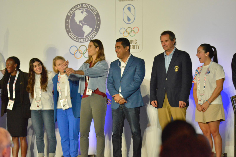 El ministro de Deportes Kelvin Cruz junto al presidente de Panam Sport, Neven Ilic y parte de los delegados en el inicio del III Foro de Atletas.