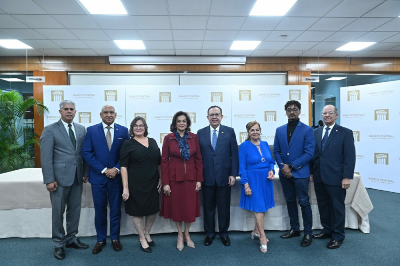 José Ml. Taveras Lay, Ervin Novas Bello, Miriam Veliz, Fior D´Aliza Martínez de Valdez, Héctor Valdez Albizu, Josefina Miniño, Víctor De Oleo y José Alcántara Almánzar.