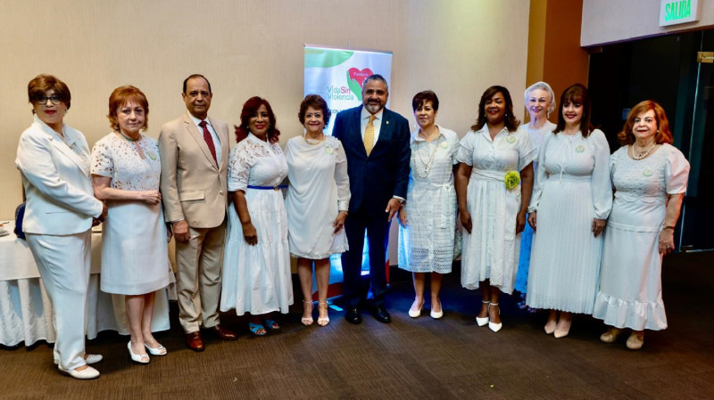 Rosa Roa, Francia de Pérez, Rafael Vallejo, Nurys Veras, Verónica Sención, Samir Chami Isa, Francia de Subero, Amarilys Durán Mayra Hazim, Yanira Fondeur y Midred de Sánchez