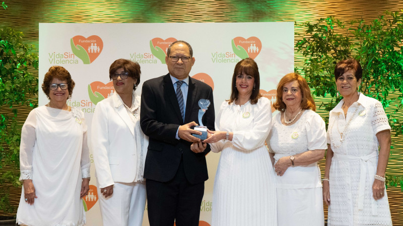 Luis Vergés recibe Premio Nacional a la promoción de la Paz y las Buenas Prácticas.