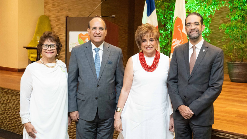 Verónica Sención, Julio Cesar Castaños Guzmán,  Velkys Zouain de Castaños y Julio Castaños Zouain.