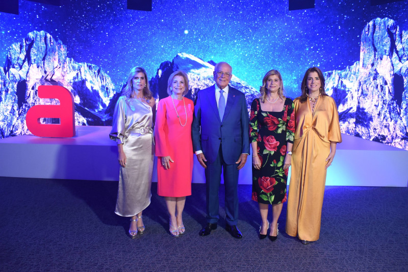 Jacqueline González, Patricia González, Octavio González, Pilar González y Aimée González.