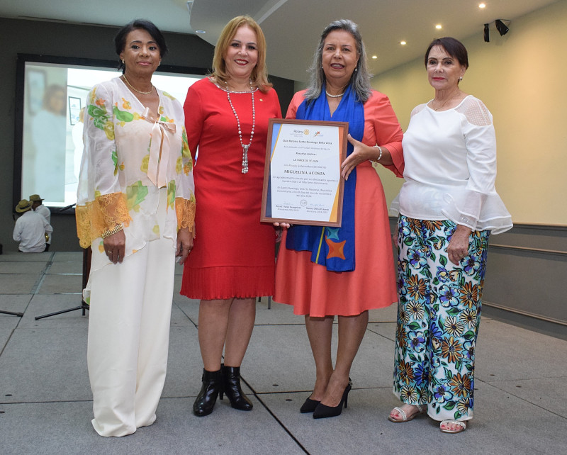 Miguelina Acosta recibe un reconocimiento de parte de Rosa Yunes, Isabel Reyes y Thelma Ofelia Pichardo.