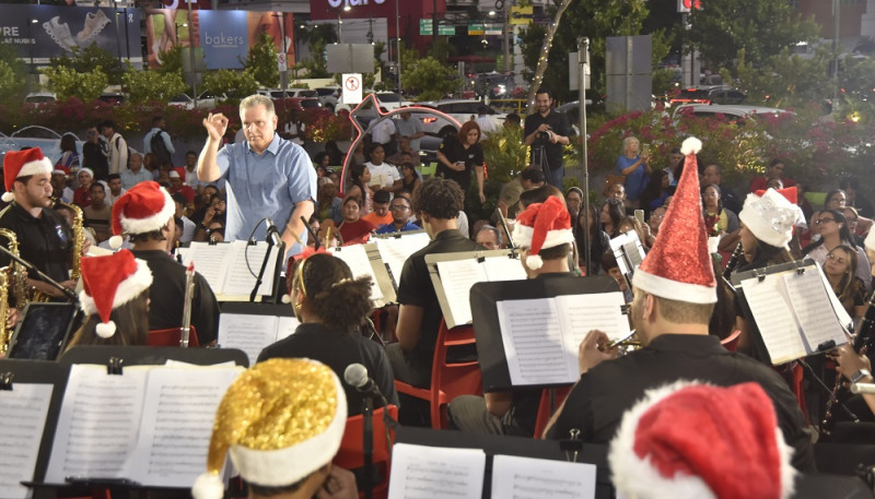 El maestro José Vidal Hernández dirigiendo los jóvenes de Festi-Band.