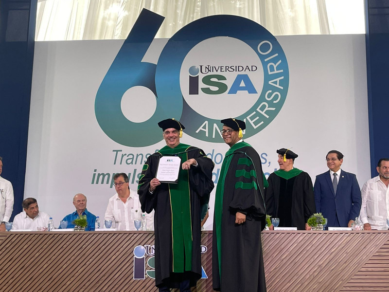 Rector de la Universidad ISA entrega reconocimiento  al presidente