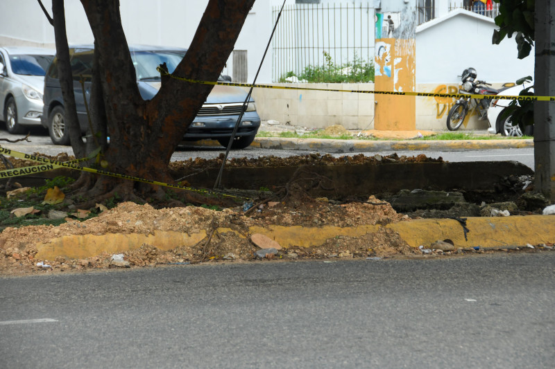 Residentes del sector San Carlos solicitan a la Caasd la continuación de los trabajos de drenaje.